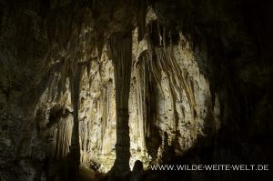 Stalagtites-and-Stalagmites-Big-Room-Tour-Carlsbad-Caverns-Nationalpark-New-Mexico-2-300x199 Stalagtites and Stalagmites